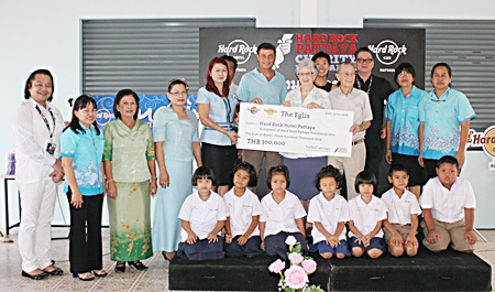 Members of the Eglis family present a 300,000 baht donation to sponsor the project.
